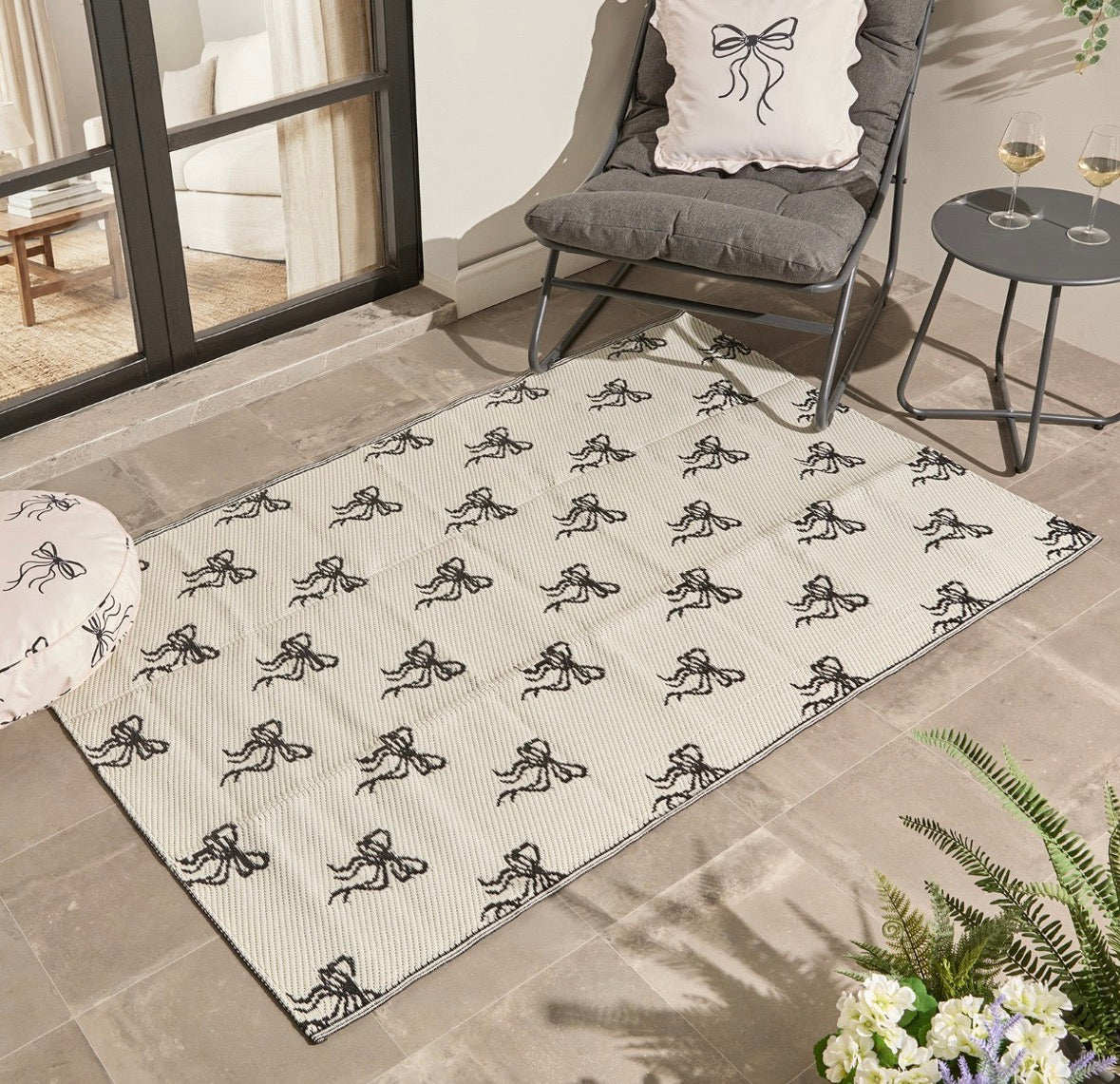 Bow outdoor rug