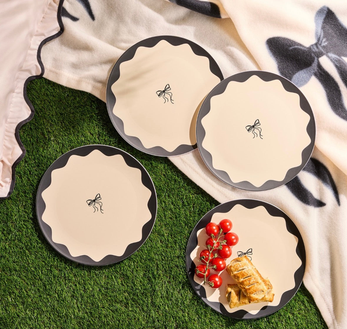 bow print picnic plates